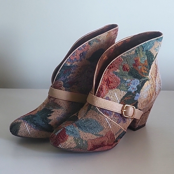 Bait Henderson Floral Booties - Picture 2 of 7